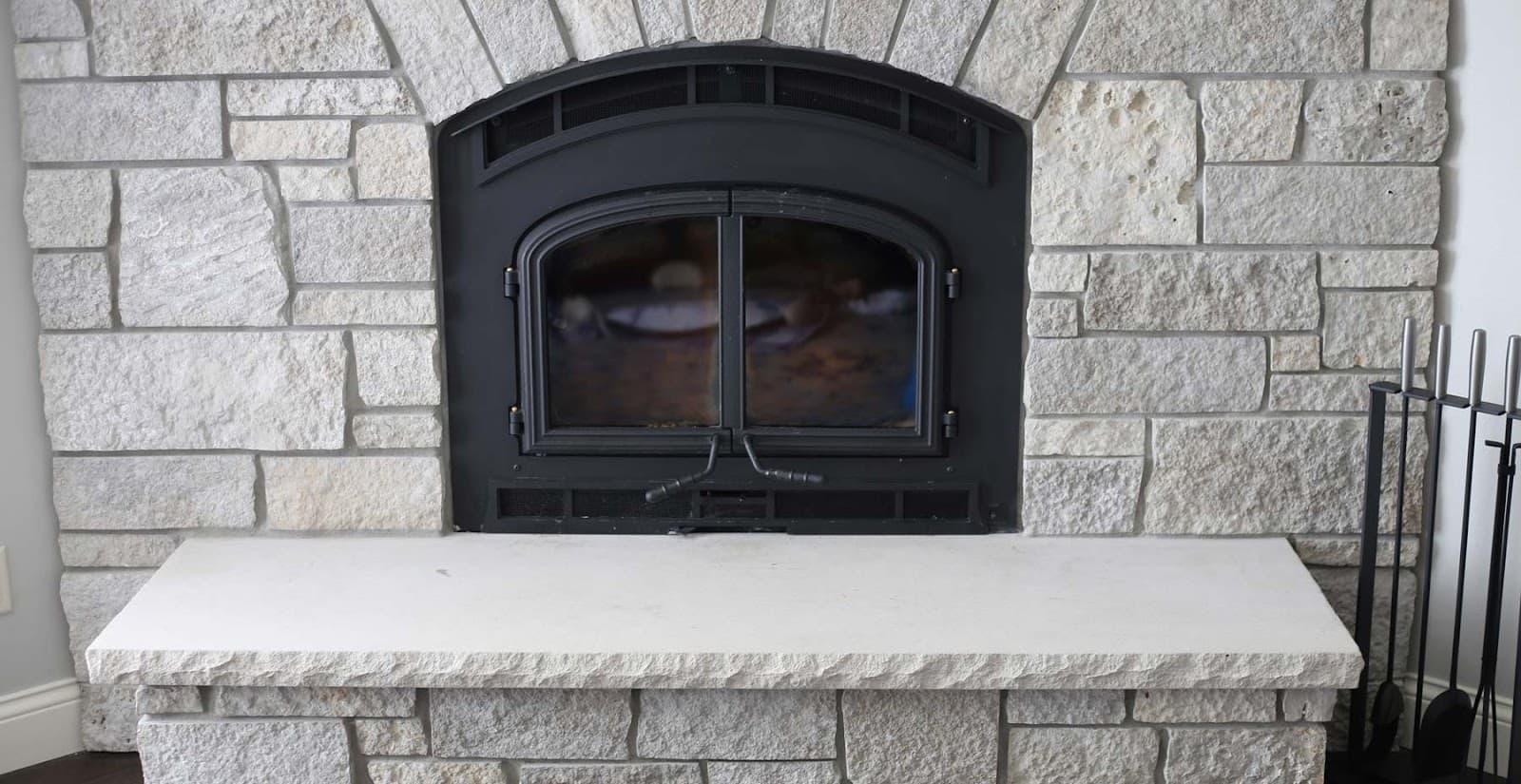 Cheminée en pierre naturelle — réalisation 2