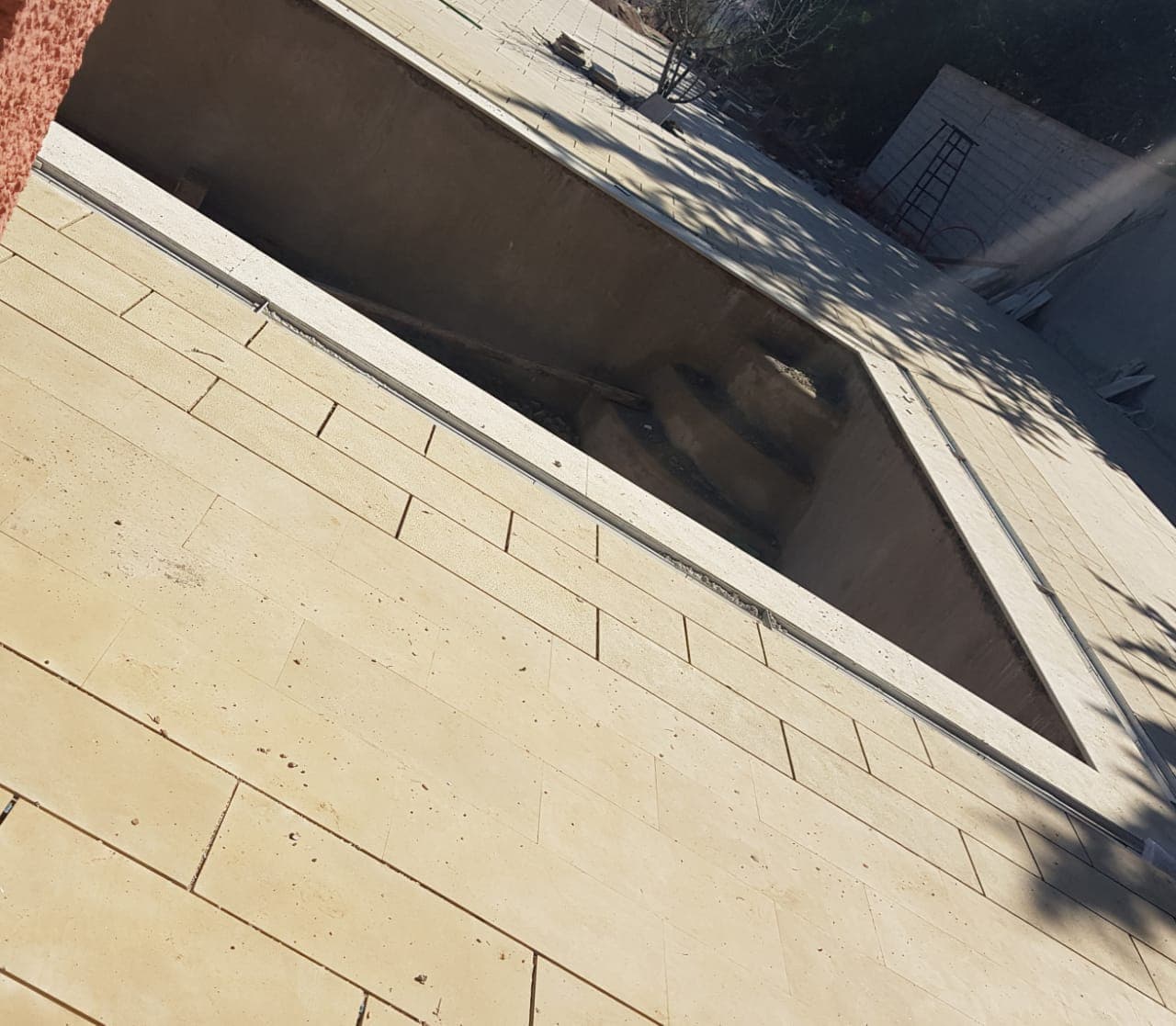 Piscine en pierre naturelle — réalisation 1