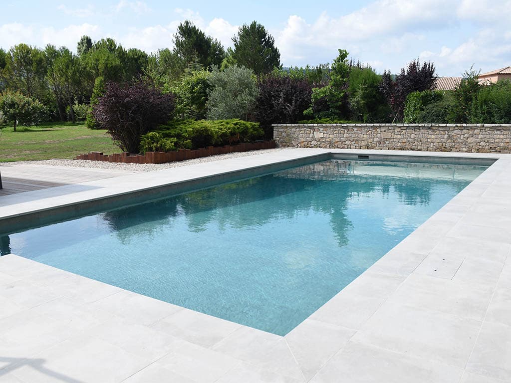 Piscine en pierre naturelle — réalisation 3